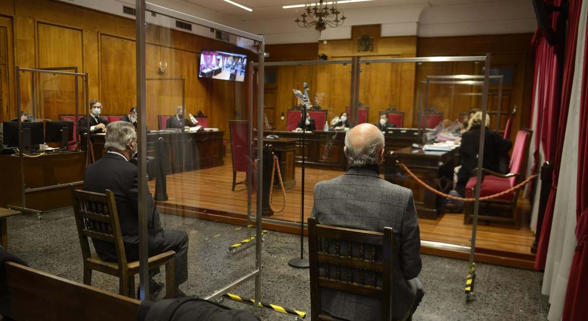 El ex edil de Urbanismo, Ricardo Campo, y el ex alcalde de Ourense del Grupo Popular, Manuel Cabezas, durante la celebración del juicio por prevaricación y malversación en la Audiencia Provincial de Ourense.