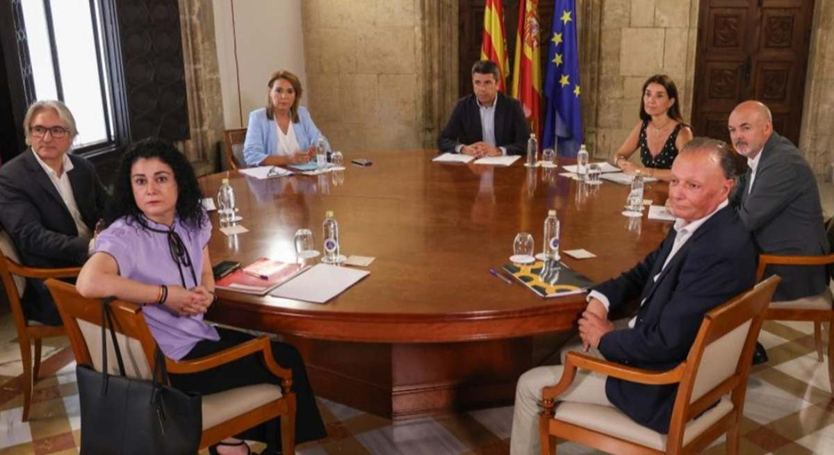 Mazón con los agentes sociales y parte de su Gobierno.
