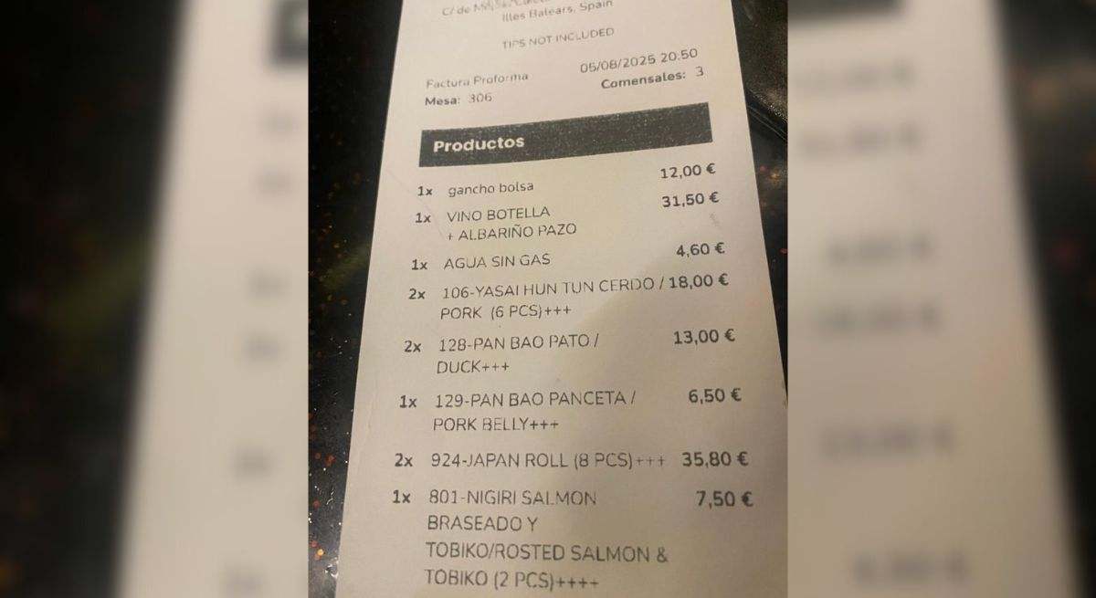 La camarera les ofrece colgar sus cosas en el gancho de la mesa y al traer la cuenta no dan crédito: "¿Esto es legal?"