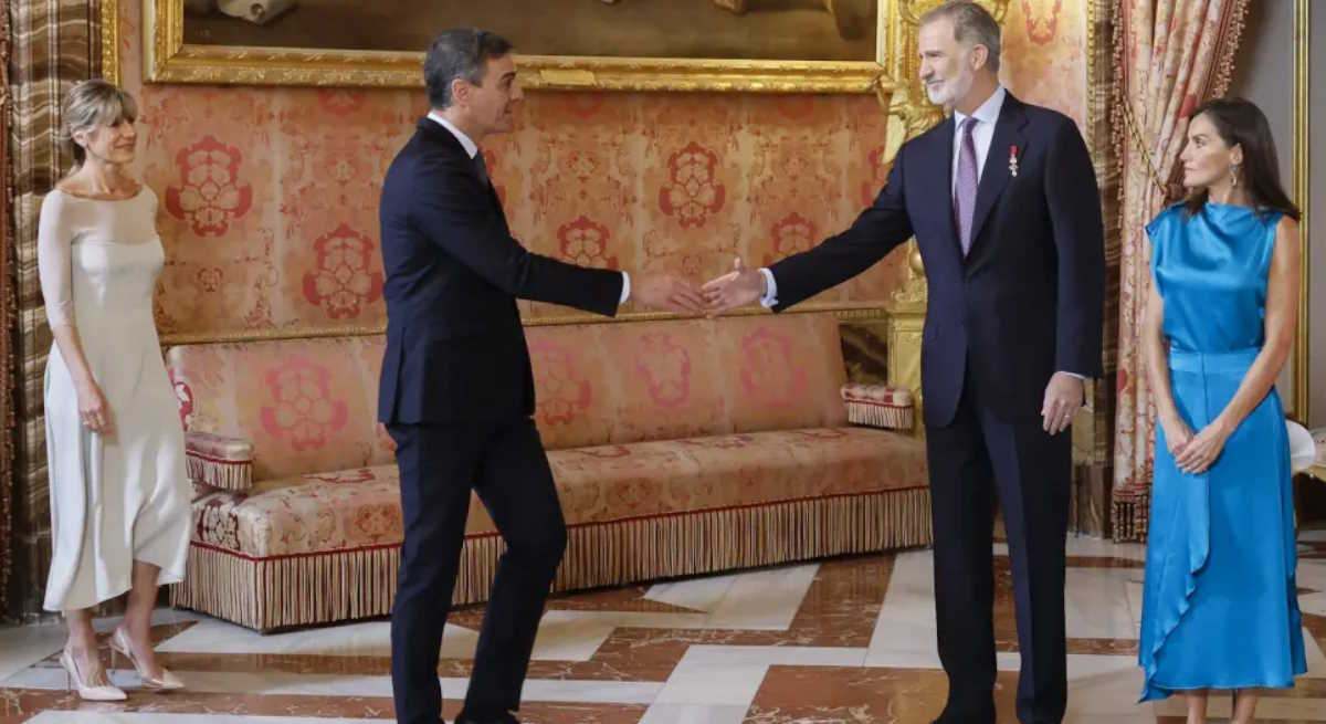 Pedro Sánchez saluda al Rey en presencia de doña Letizia y de Begoña Gómez.