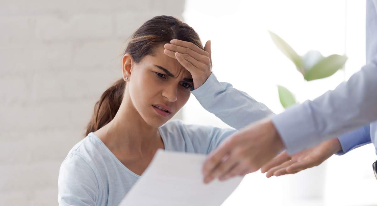 trabajadora-despedida-carta-despido-manos-cabeza-dreamstime.jpg