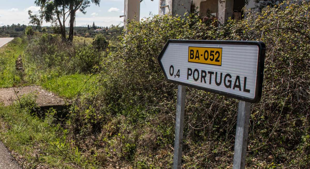 cartel-carretera-portugal-direccion-1200-dreamstime.jpg