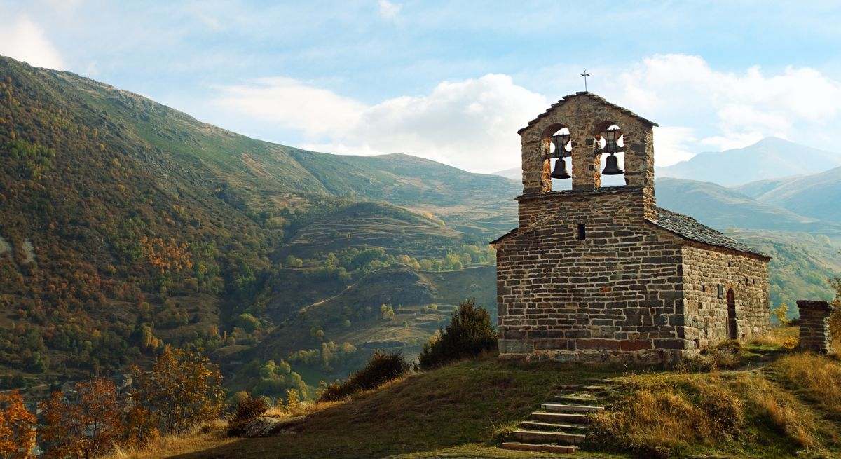 Iglesia de los Pirineos montaña