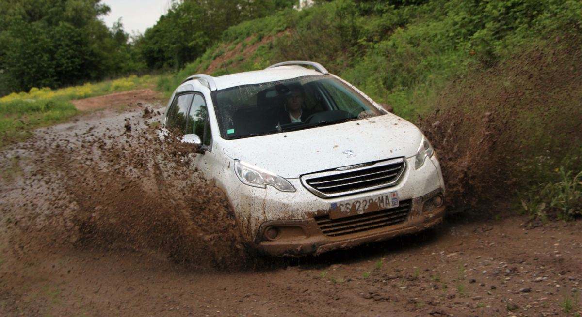 coche barro sucio matricula