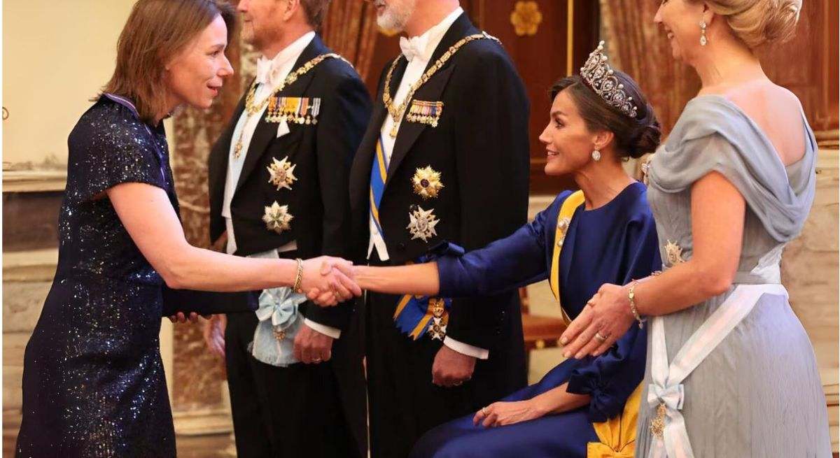 letizia-sentada-en-el-besamanos-.jpg