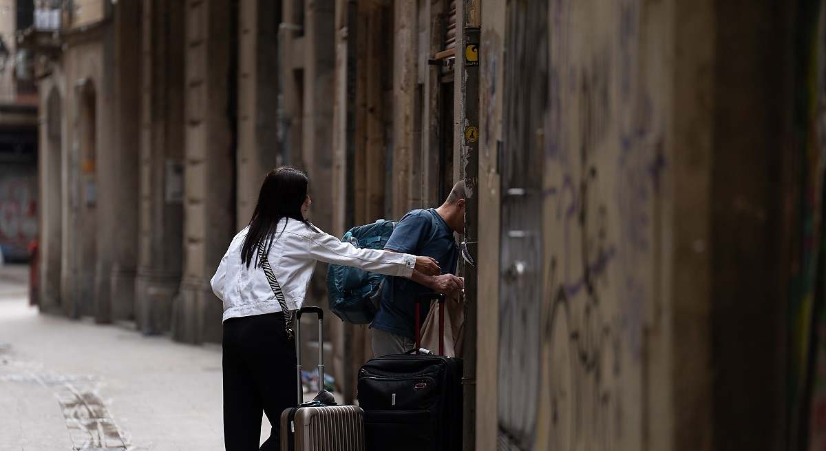 Dos turistas con maletas en el centro de Barcelona. EE