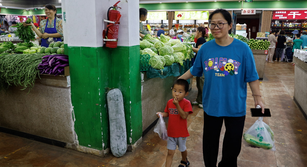 mujer-nino-mercado-pekin-china-verduras-precios-alimentos-inflacion-deflacion-reuters-agosto2023-1200x655.jpg