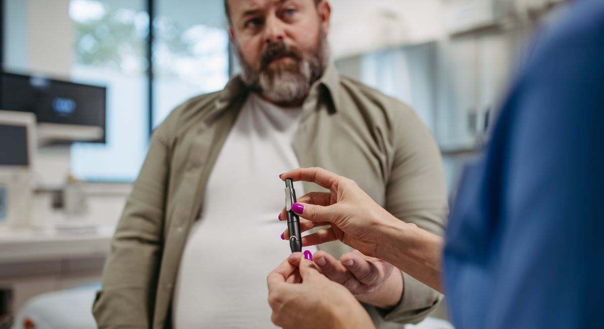 La diabetes tipo 2 sucede cuando el cuerpo no puede usar la insulina adecuadamente y se acumula azúcar en la sangre.
