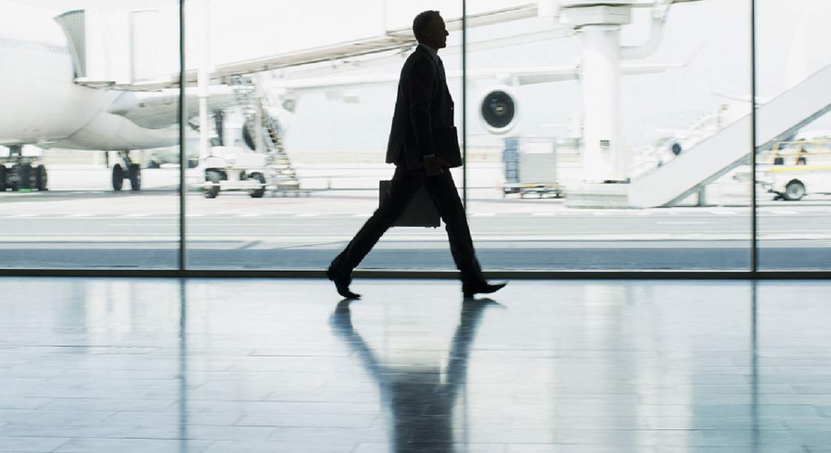 1200-x-655-Ejecutivo-en-transito-por-un-aeropuerto-Istock.jpg