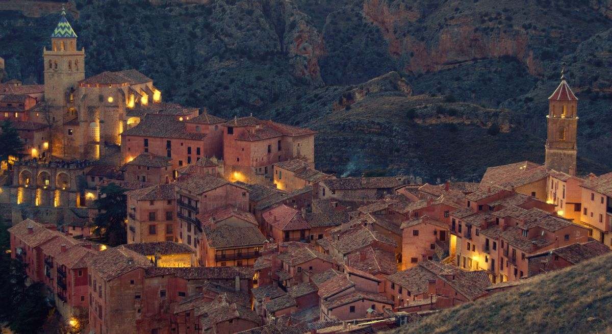 Foto de noche del albarracín en Teruel