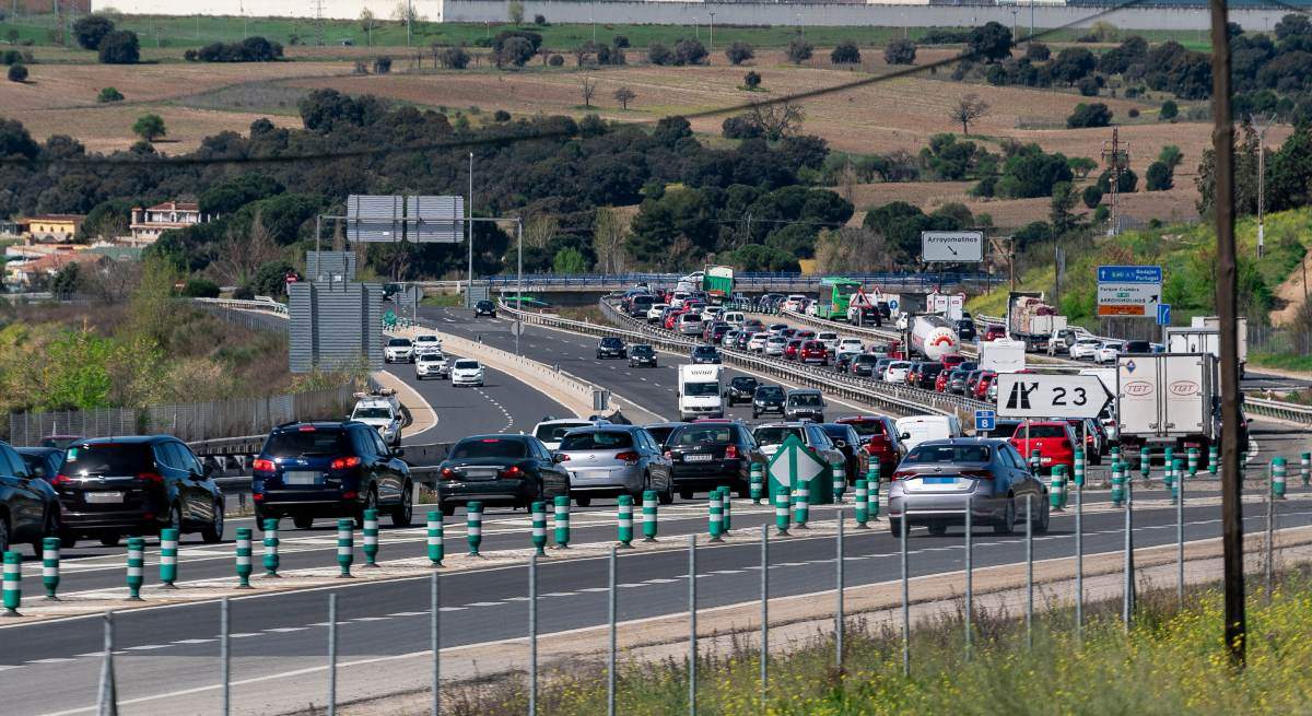 EuropaPress_4381600_trafico_a_5_dia_arranca_segunda_fase_operacion_salida_semana_santa_2022_13-1.jpg