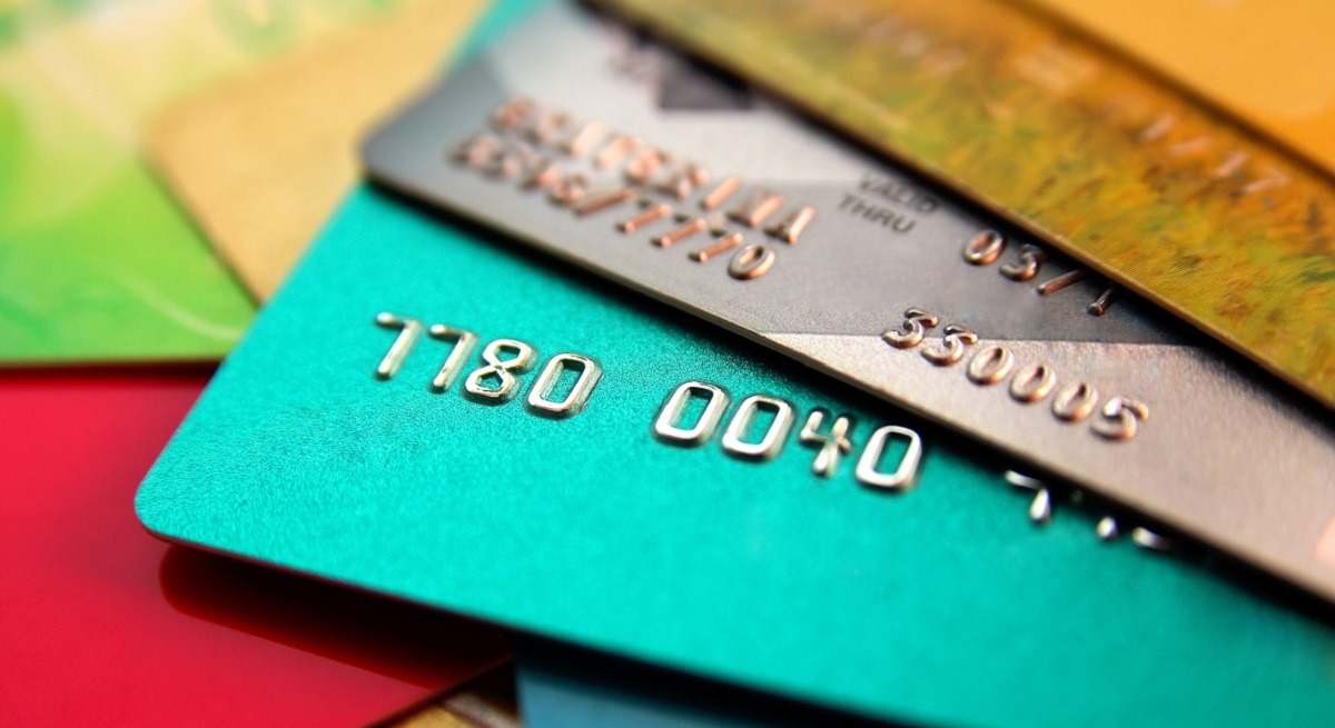 Varias tarjetas de crédito apiladas