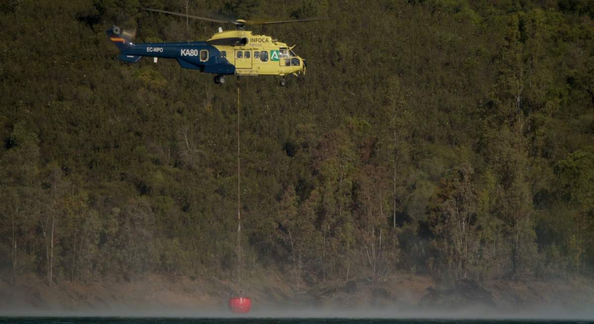 Helicoptero-de-Babcock-cogiendo-agua-para-extinguir-un-incendio.jpg