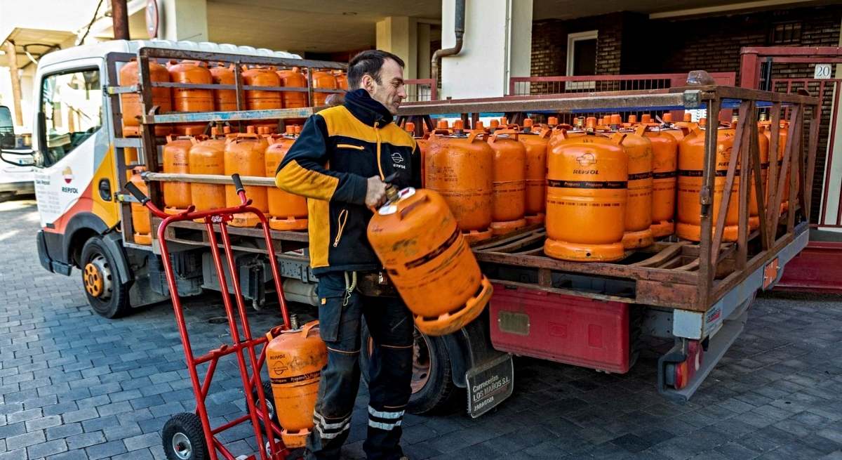 Un repartidor de bombonas de butano ante su camión