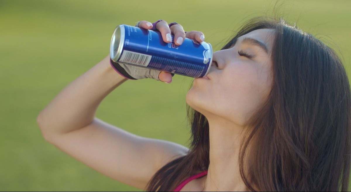 Mujer tomando una bebida energética
