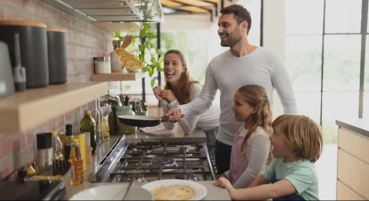 Familia cocinando