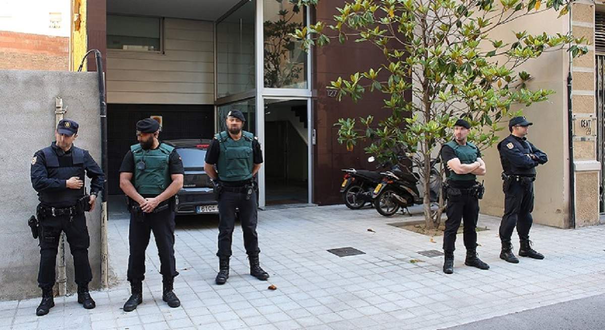 1200-x-655-Policias-y-guardias-civiles-de-servicio--EFE.jpg