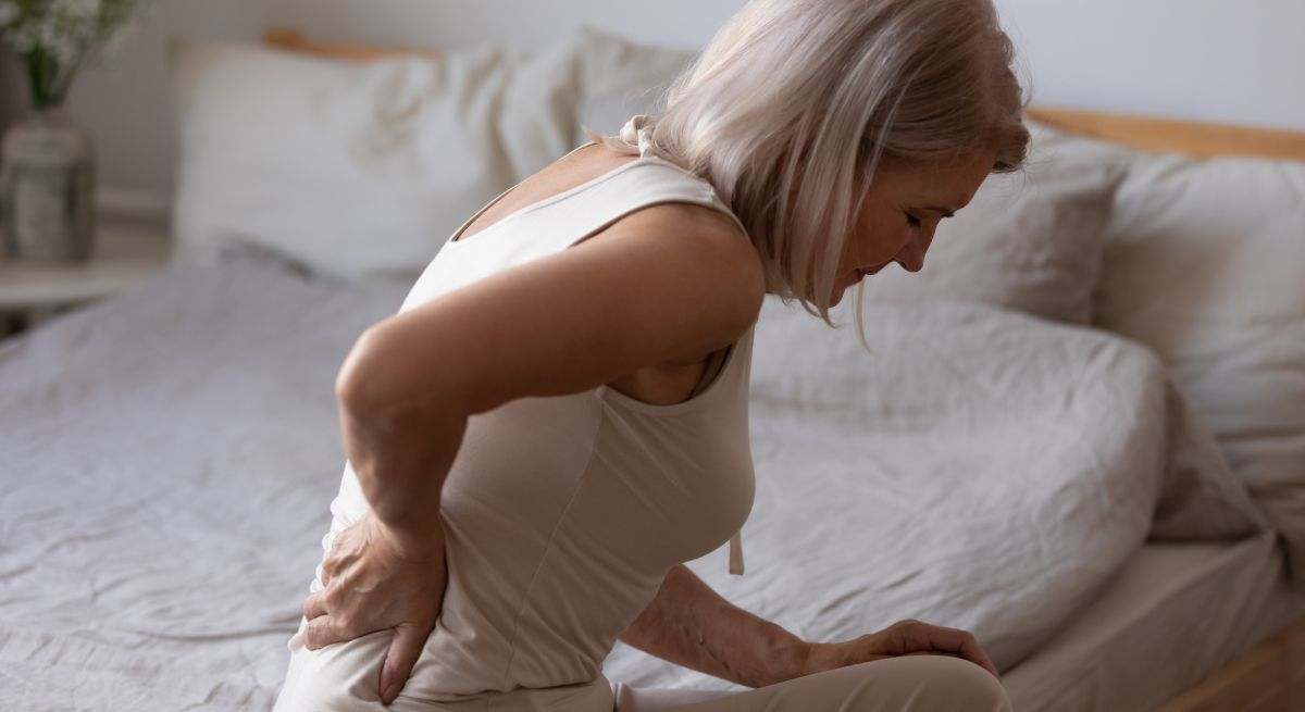 La osteoporosis es una enfermedad que debilita los huesos, haciéndolos más propensos a fracturas