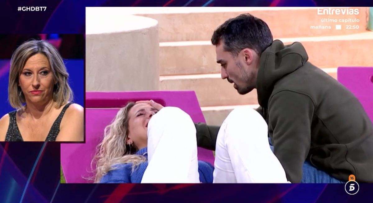 Violeta llorando junto con Jorge. En una ventana emergente de la pantalla la madre de Violeta mirando la situación