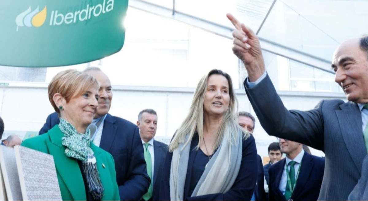 Ana Colonques, en el centro, en un acto junto a Ignacio Sánchez-Galán. Archivos.
