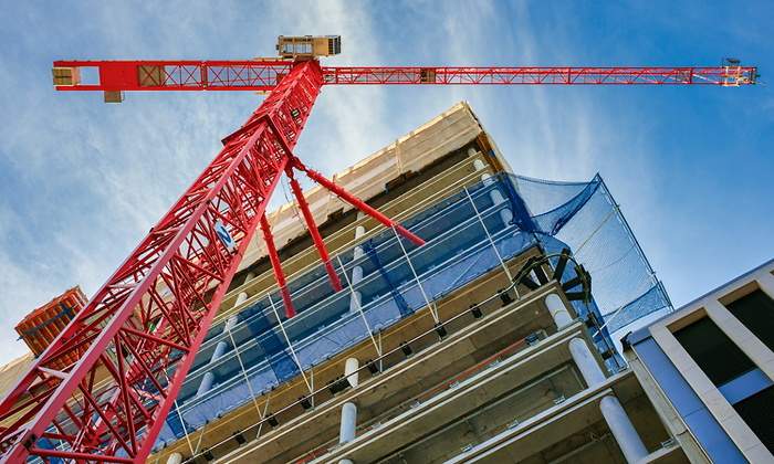 grua-roja-construccion-vivienda-istock.jpg