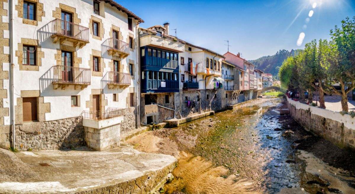 El río pasando por el pueblo de Ea en País Vasco
