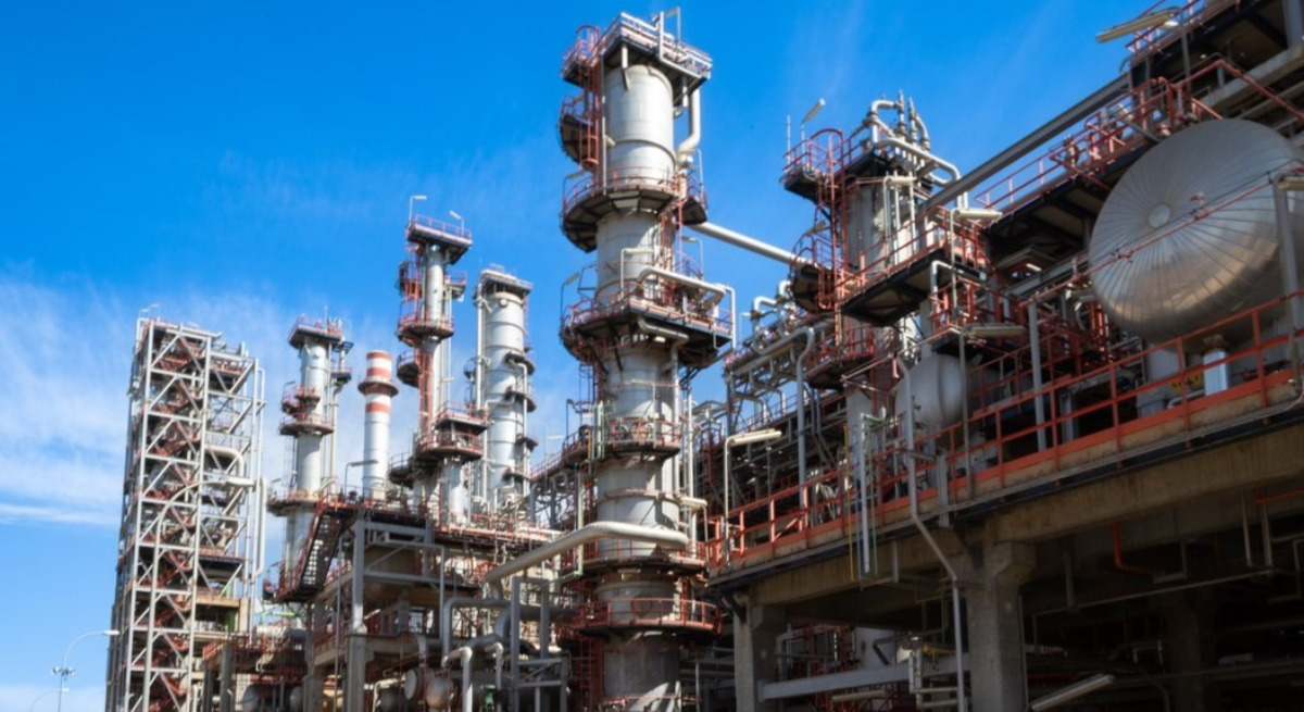 Complejo industrial de Moeve en Huelva.