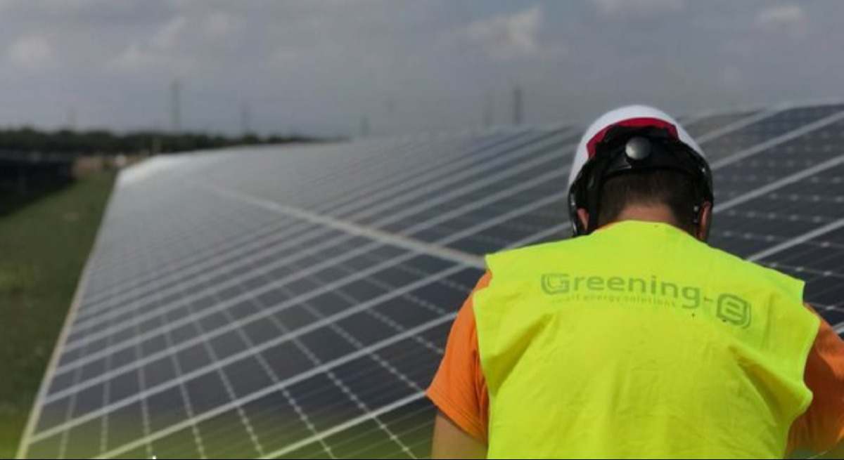 Operario de Greening en una planta fotovoltaica.
