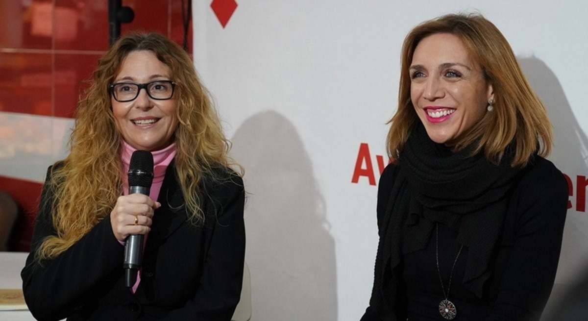 La alcaldesa de Alcorcón, Candelaria Testa, junta a la exedil de Ganar, Raquel Rodríguez