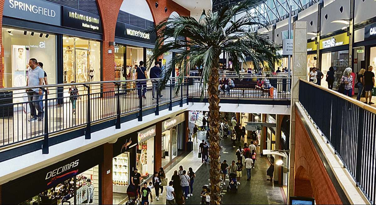 Interior del centro comercial Espai Gironès. EE