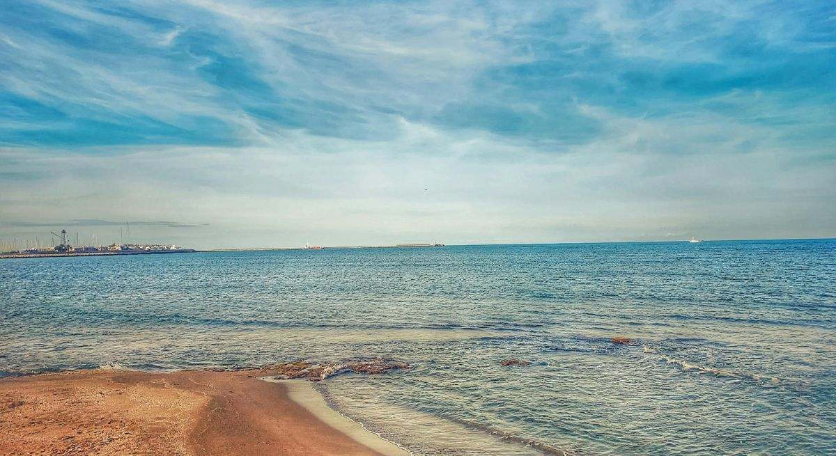 Ni Murcia ni Valencia: esta es la playa con el agua más caliente de toda España
