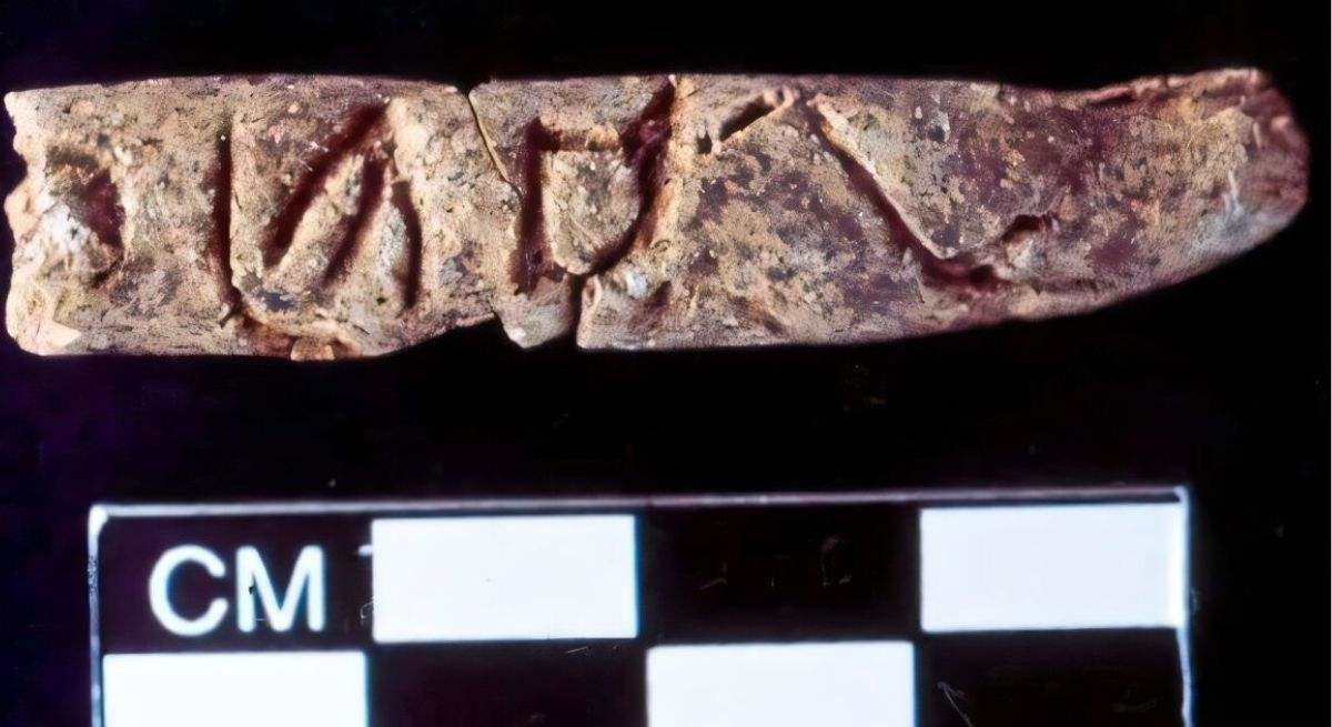 Se descubrieron objetos de arcilla del tamaño aproximado de un dedo durante una excavación en la antigua ciudad de Umm el-Marra. Los símbolos grabados podrían formar parte del alfabeto más antiguo conocido.
