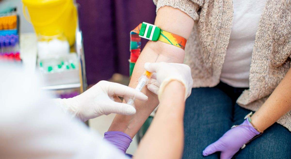 Mujer en una extracción de sangre