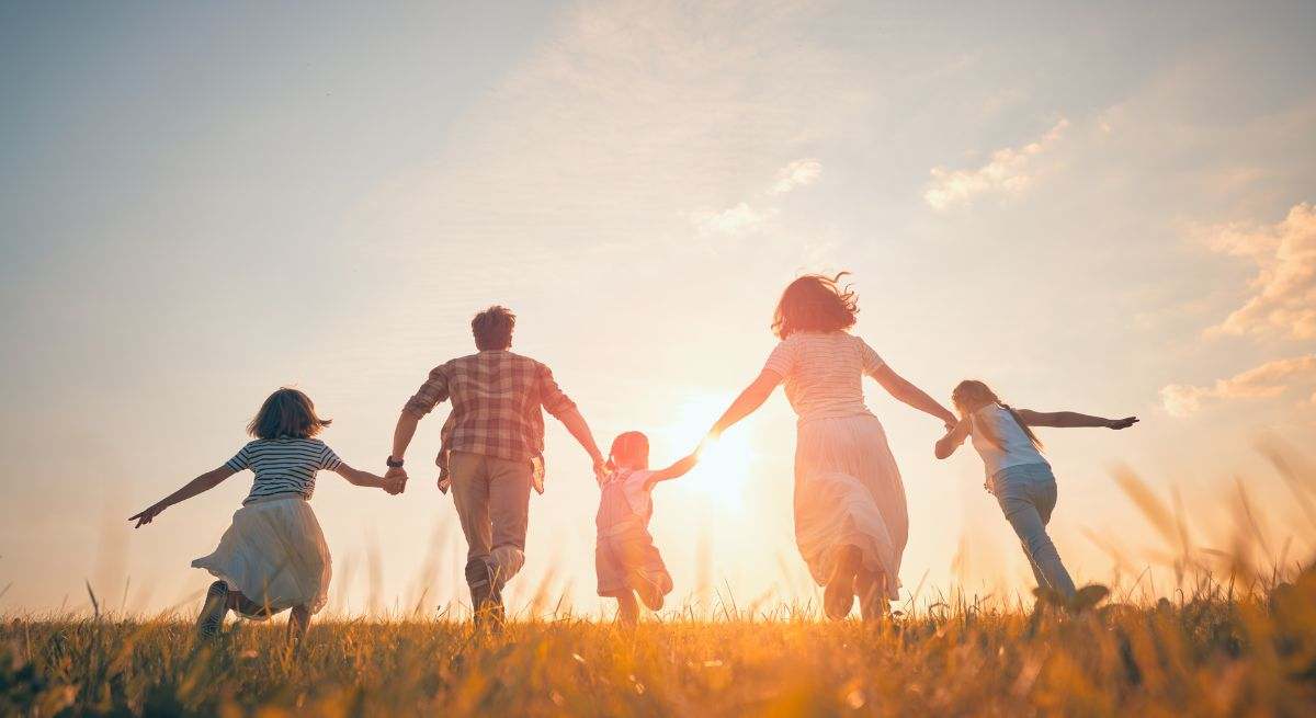 Varias personas de una misma familia disfrutan de la naturaleza