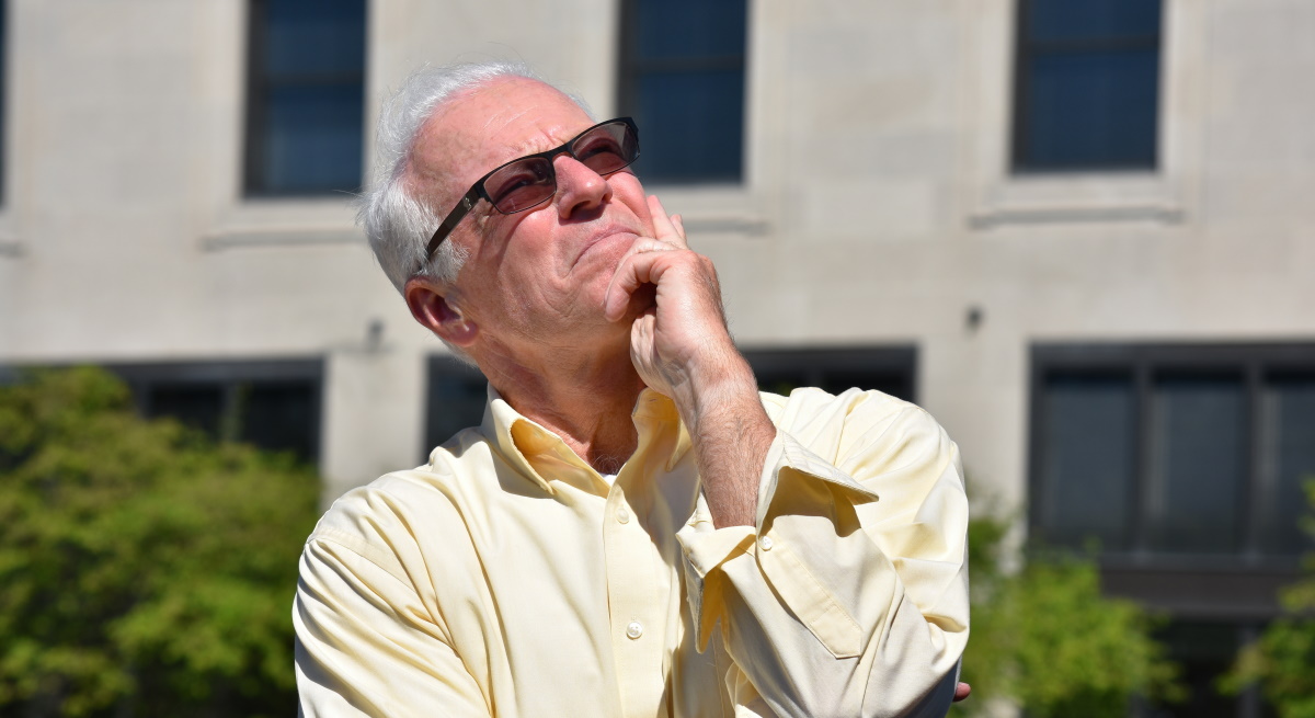 jubilado-piensa-gafas-sol-dreamstime.jpg