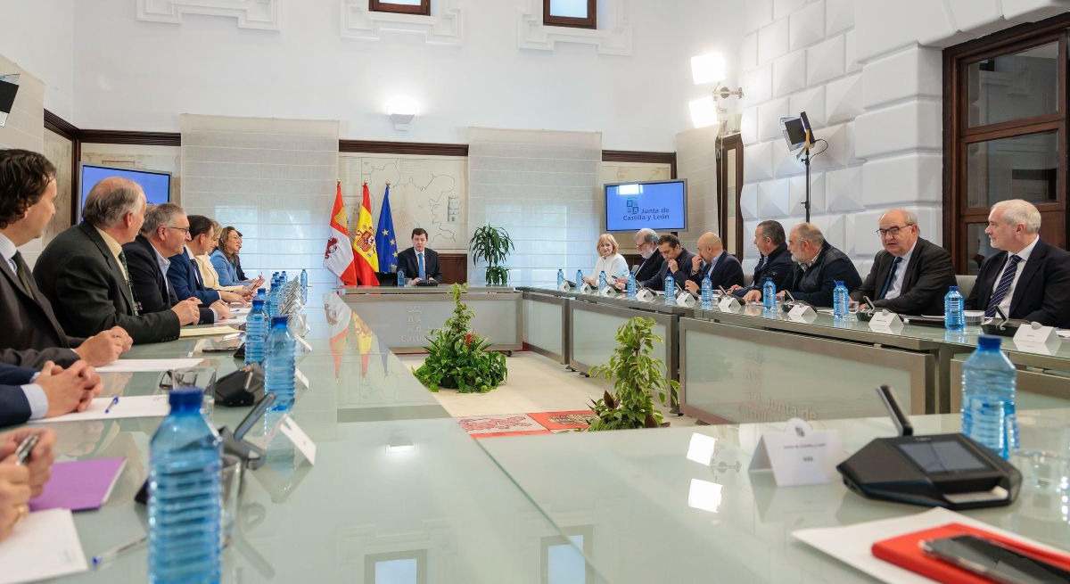 Reunión de Mañueco con sectores afectados por los aranceles