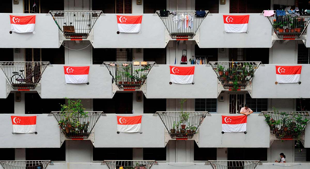 Bloque de viviendas en Singapur con banderas del país en los balcones