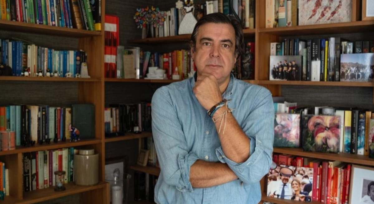 José Manuel González en su biblioteca.