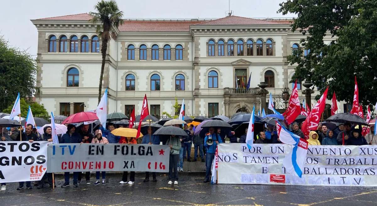 Protestas de la plantilla delante del edificio de San Caetano.