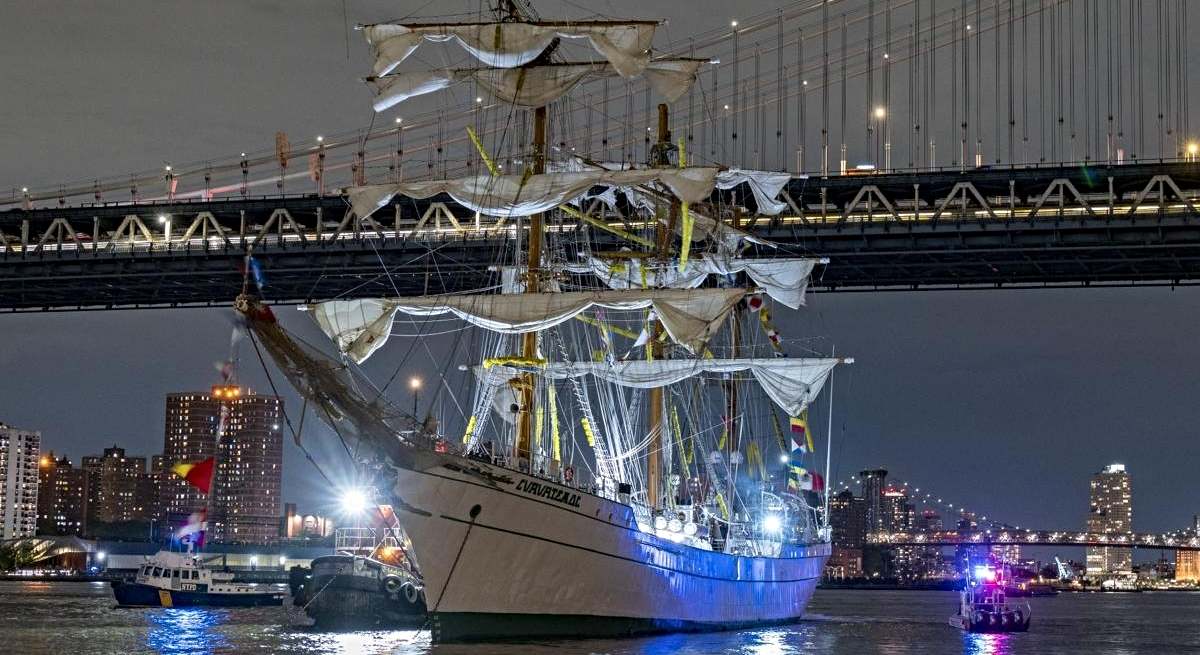 El buque escuela mexicano Cuauhtémoc en el Puente de Brooklyn de Nueva York este sábado / EFE