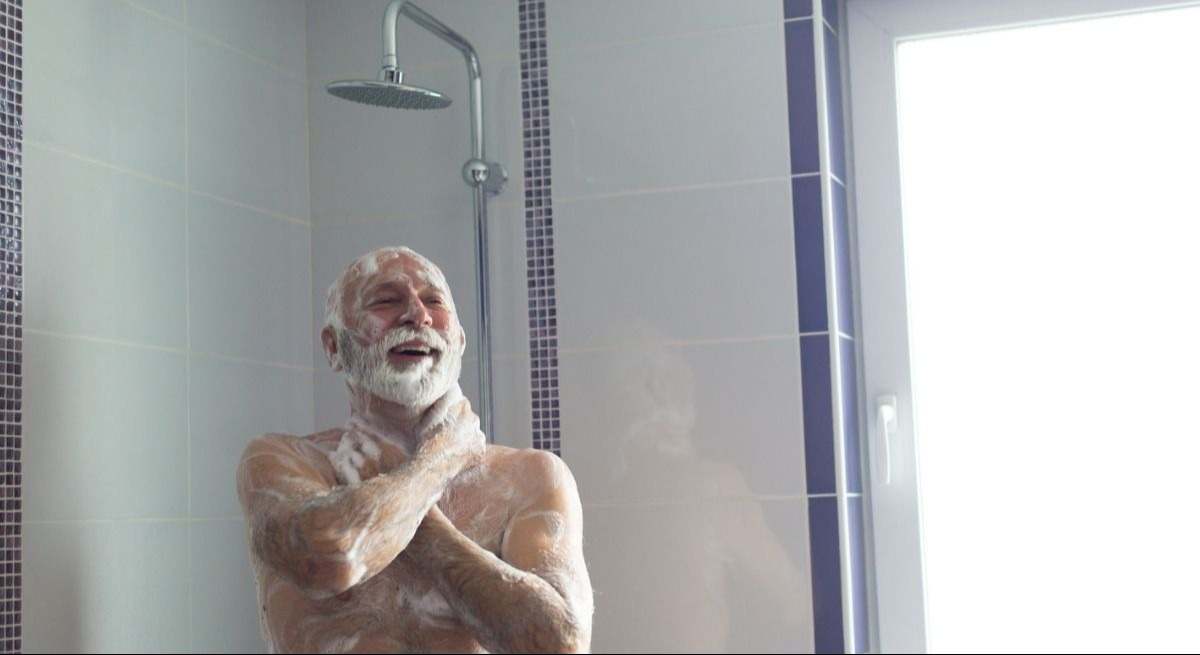 anciano-ducha-istock