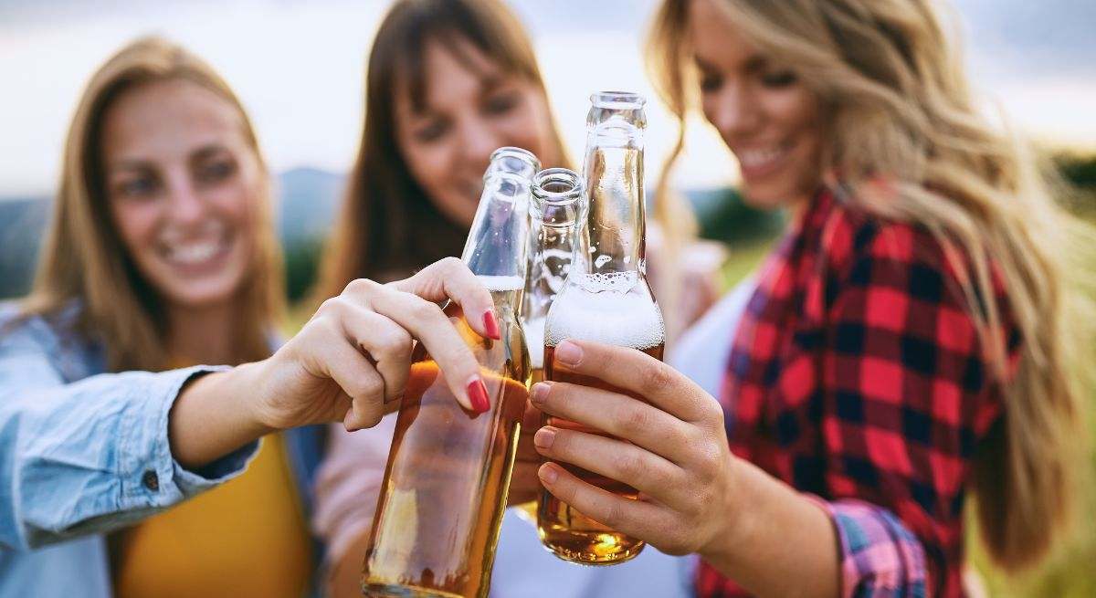 Una amigas brindan con cerveza