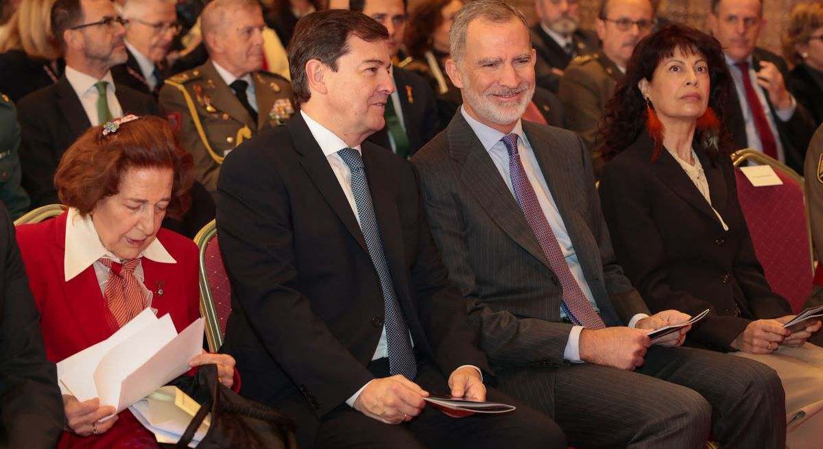 Felipe VI con el presidente de Castilla y León, y la ministra de Igualdad, Ana Sánchez