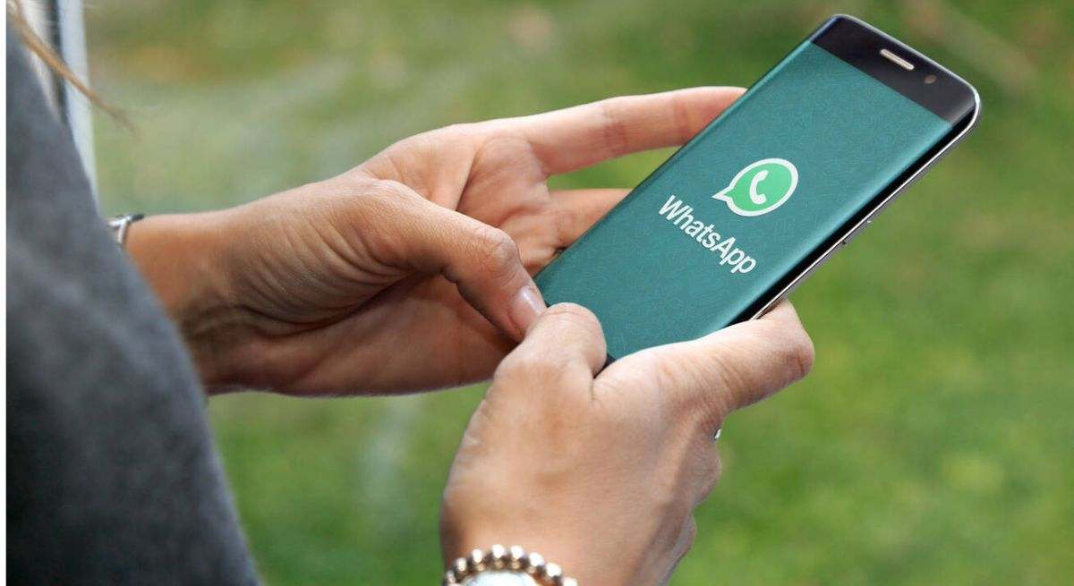 Persona con WhatsApp