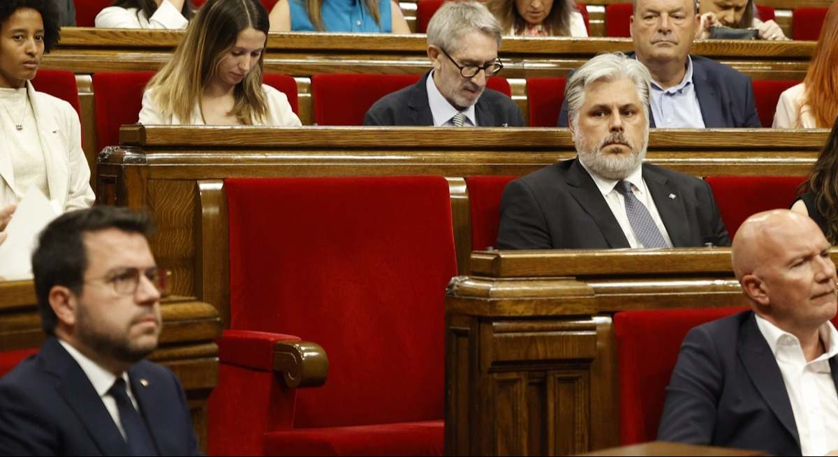 Imagen del escaño vacío de Puigdemont en el Parlament.