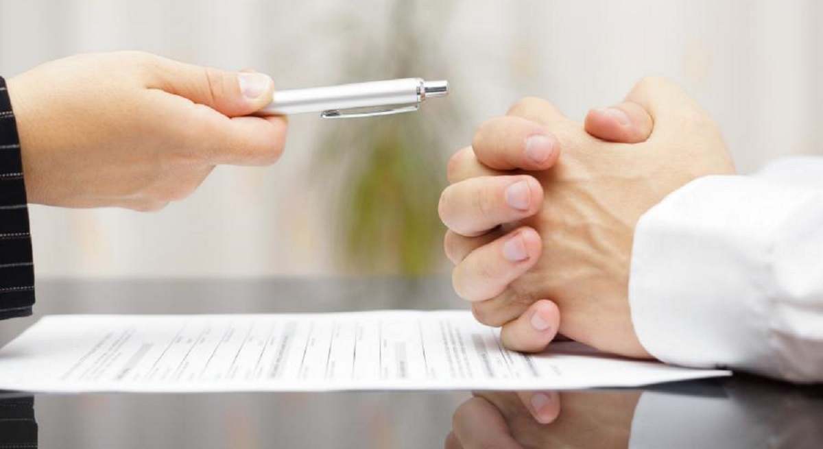 1200-x-655-Un-hombre-rechaza-firmar-un-contrato-iStock.jpg