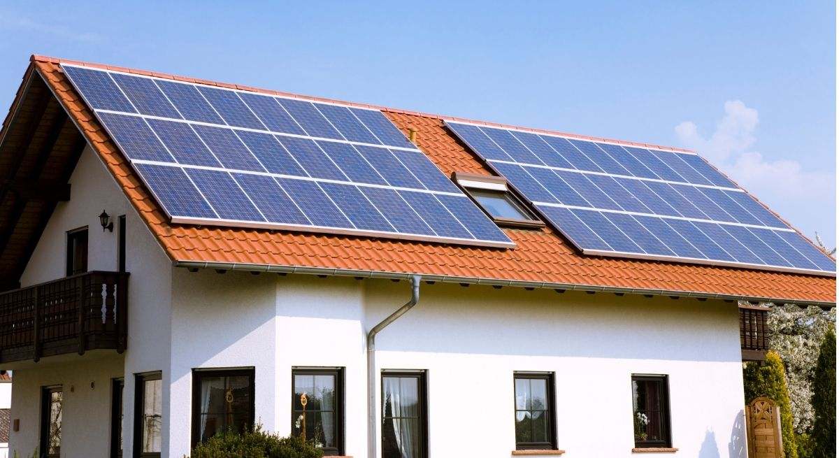 Un propietario comparte la factura que recibió de la compañía energética tras instalar paneles solares: "Comprueba si es una buena opción"