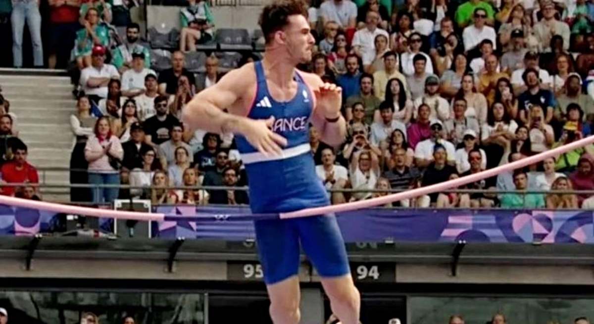 El pertiguista francés Anthony Ammirati derriba el listón con su miembro viril