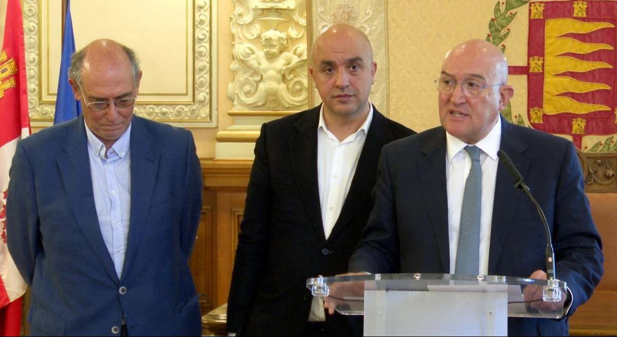 El alcalde de Valladolid, Jesús Julio Carnero, junto a los representantes de la consultora Eficia