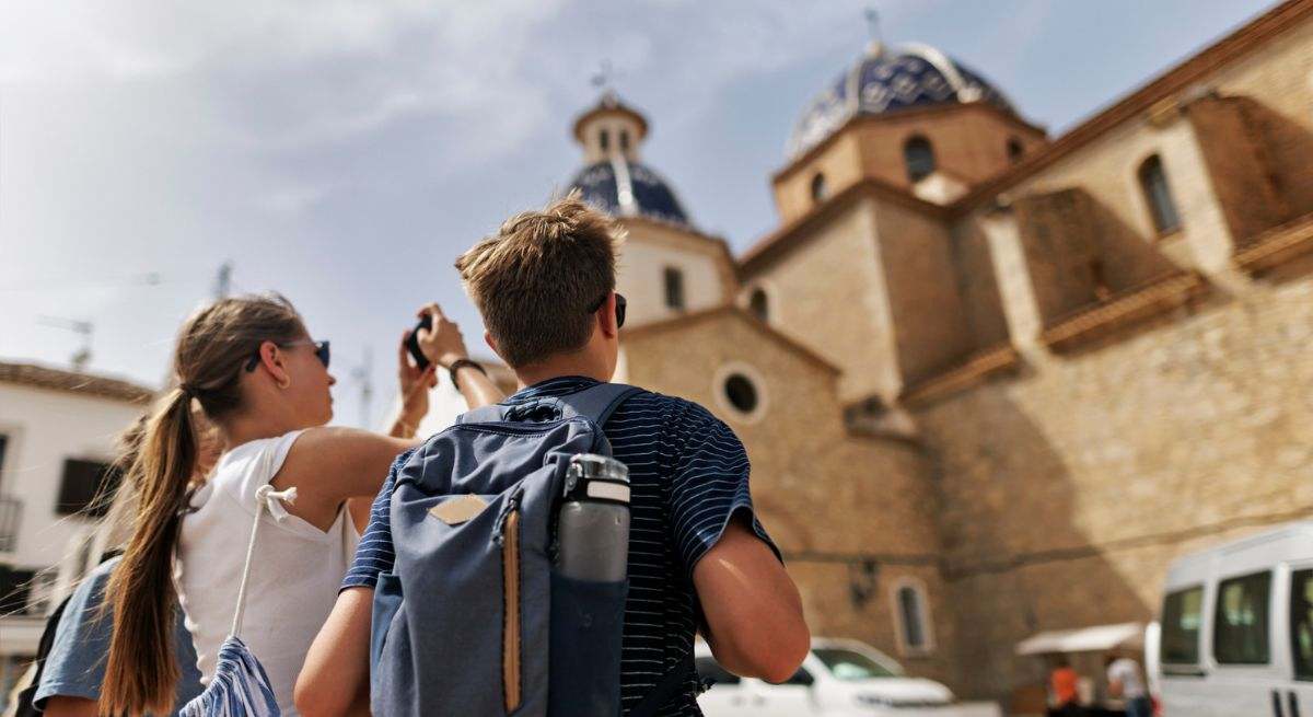 Chicos visitando altea